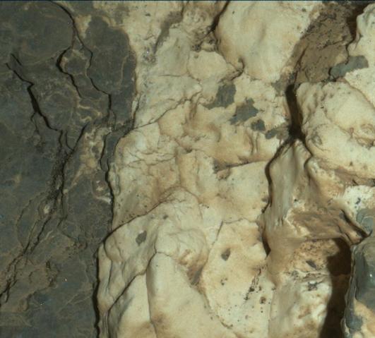 curiosity-rover-mineral-veins